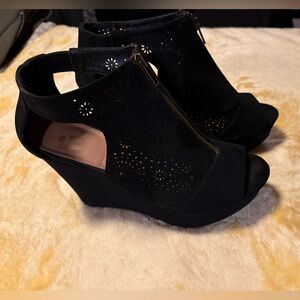 Report Black Cut-Out Wedges